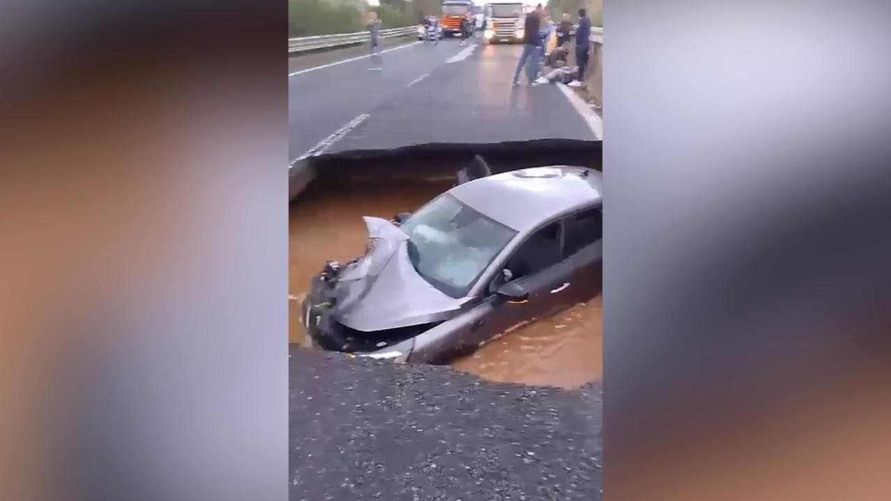 Maltempo in Calabria, si apre una voragine sulla statale 280 e inghiotte un'auto