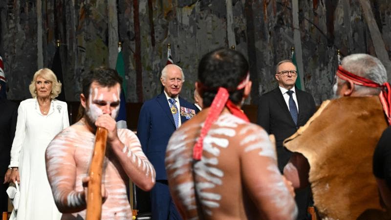 Carlo e Camilla assistono a danze aborigene al ricevimento con il Parlamento a Canberra. Con loro il premier Anthony Albanese
