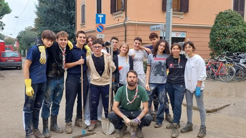 Le scuole sono chiuse e i liceali bolognesi spalano il fango
