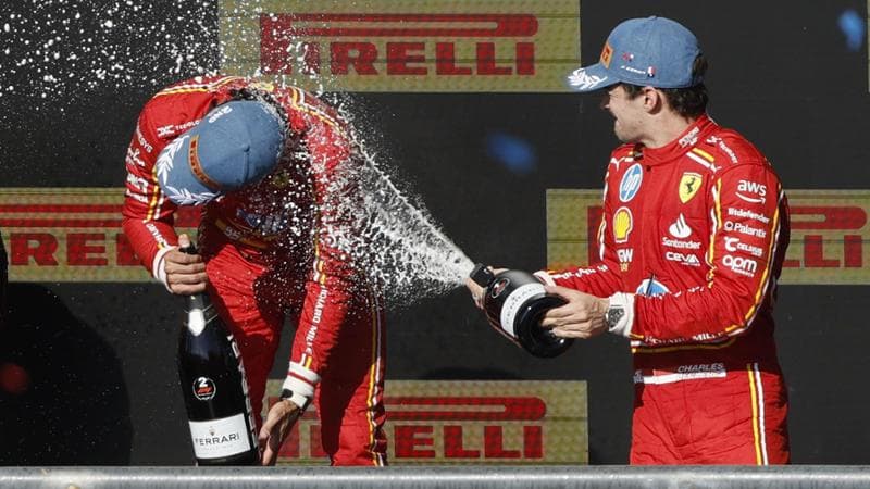La festa di Leclerc e Sainz sul podio