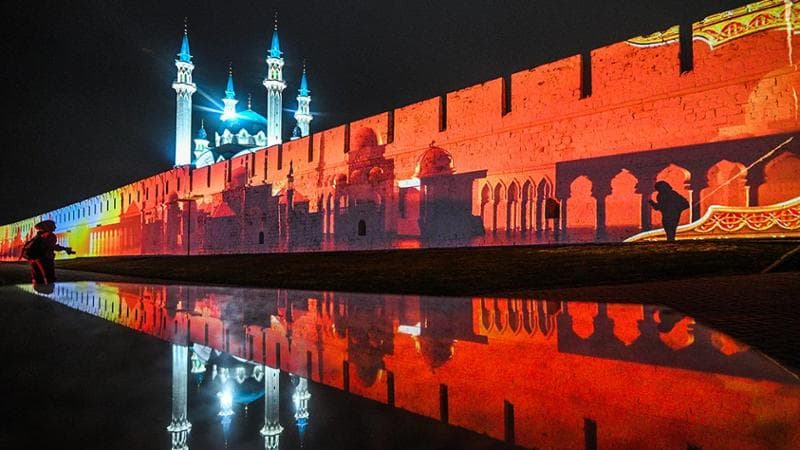 Giochi di luci sulle mura del Cremlino di Kazan. Dietro svetta la moschea
