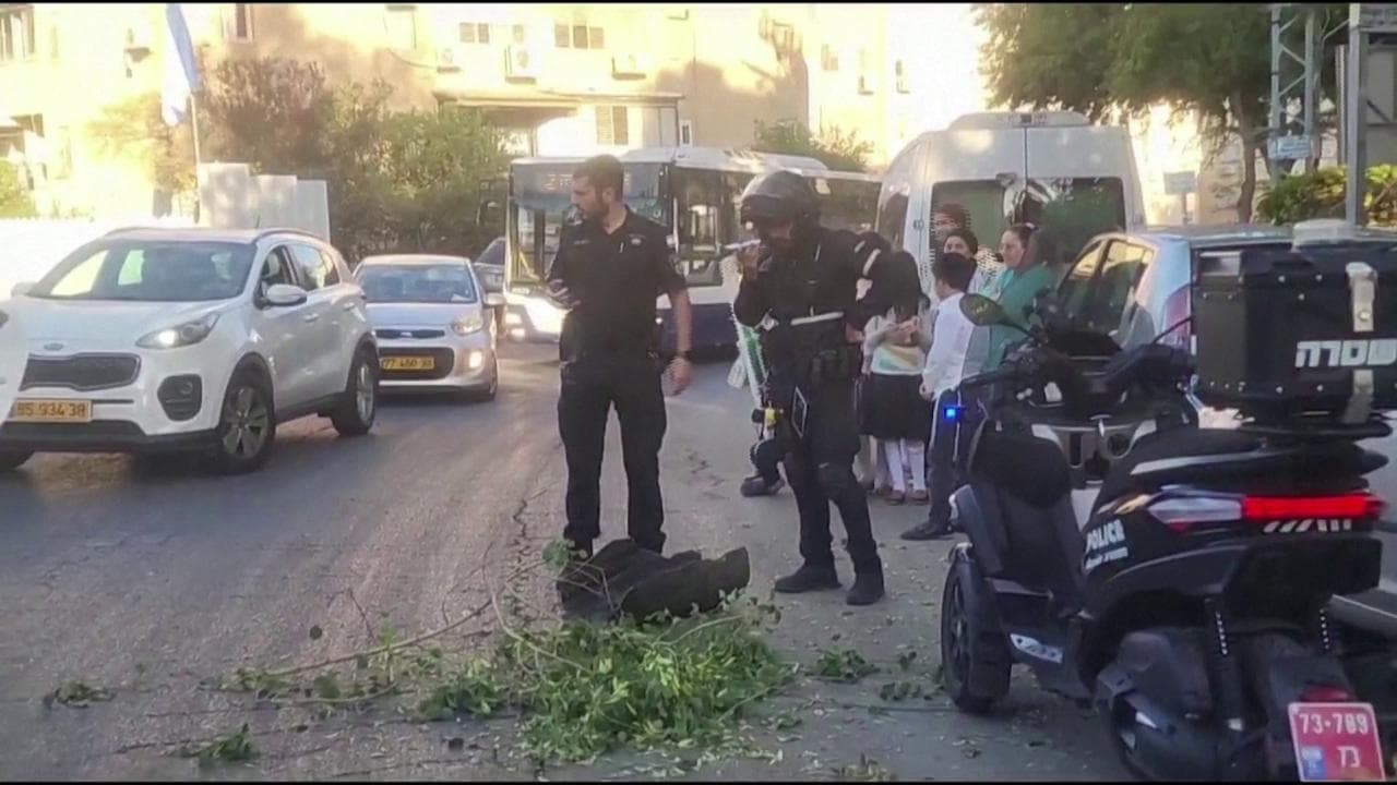 Tel Aviv, sirene e razzi intercettati: alcuni frammenti cadono sulle strade