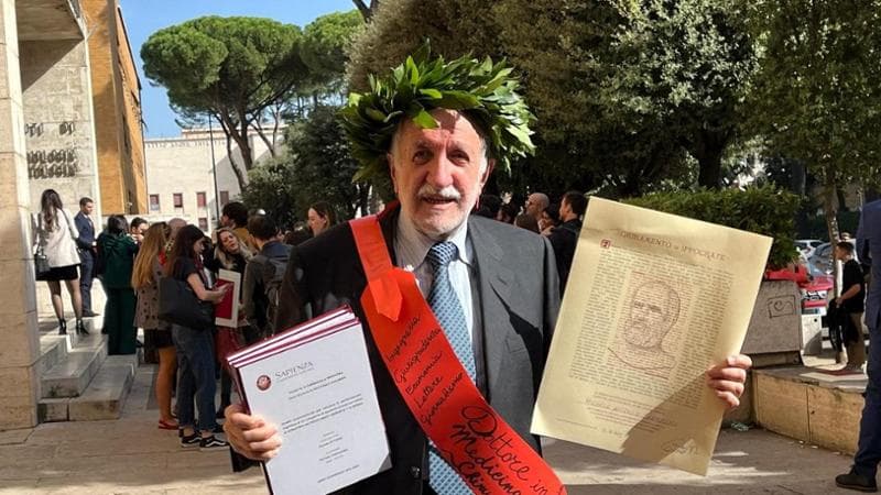 Il collezionista di lauree: “Ingegneria, giurisprudenza, medicina e ora è in arrivo la decima. Ai giovani ho svelato il mio segreto”