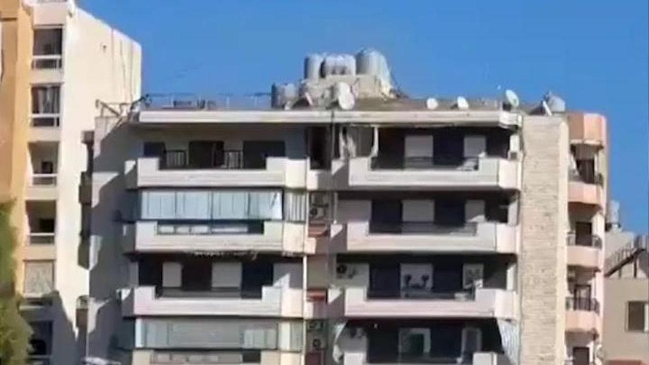 Beirut, un missile israeliano colpisce le fondamenta di un condominio e lo tira giù