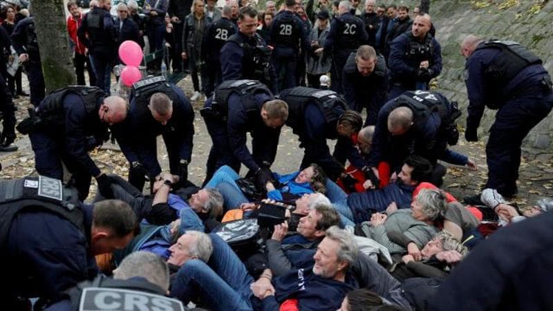 Parigi, scontri a Montmartre: sgomberata una delle più antiche bocciofile, diventerà il giardino di un hotel di lusso