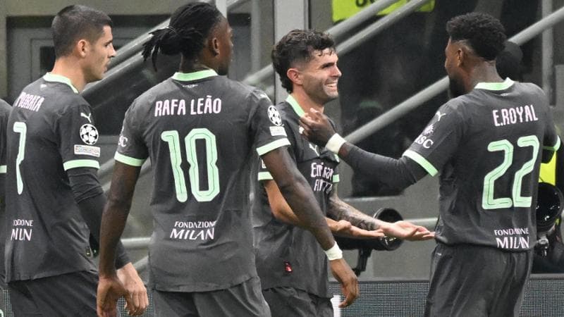 Pulisic festeggiato dopo i gol