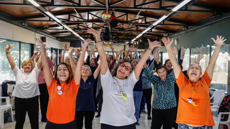 Lezione di Yoga della risata presso il centro anziani di Trastevere. Nella foto, Mariella Passaquindici, Laura Toffolo e Arianna Albertini.
