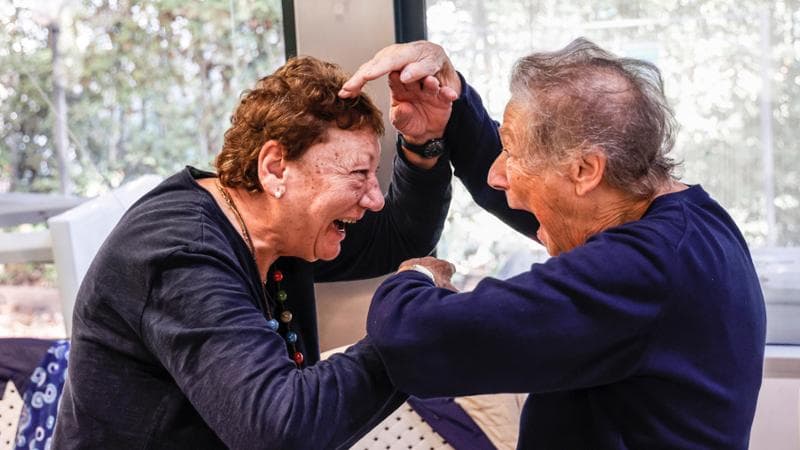 Lezione di Yoga della risata presso il centro anziani di Trastevere
