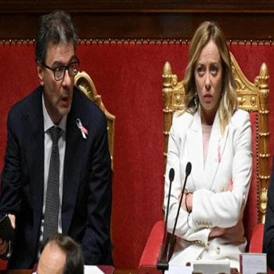 A sinistra il ministro Giancarlo Giorgetti e a destra la premier Meloni