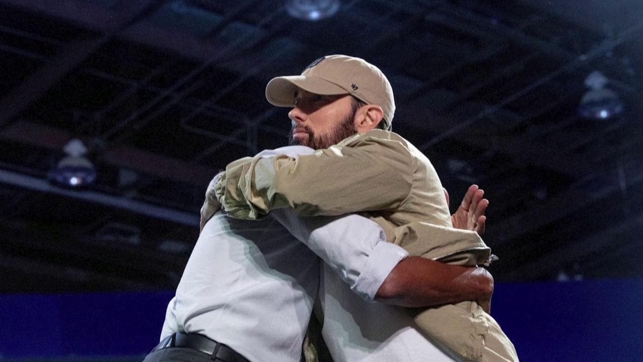 Eminem presenta Obama, che poi rappa "Lose yourself" durante il comizio per Harris