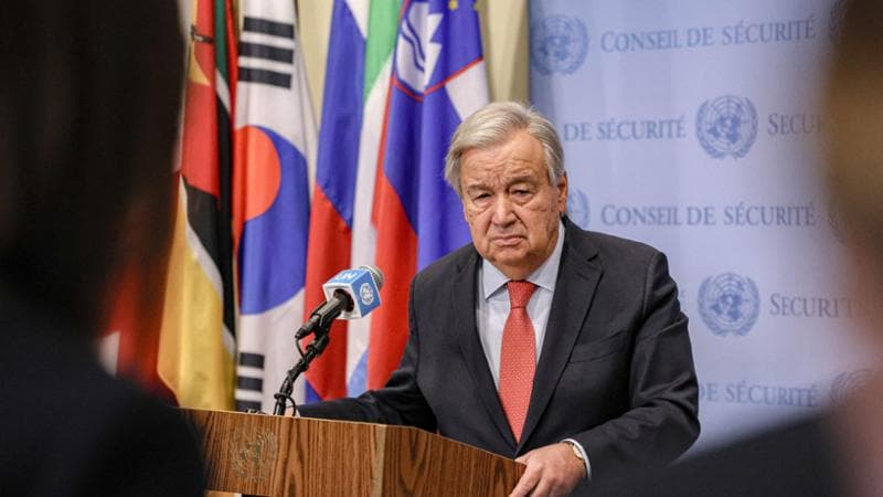 08/10/2024 New York, il segretario generale delle Nazioni Unite, Antonio Guterres, parla alla stampa al Security Stakeout in merito all'escalation della guerra a Gaza e anche in commemorazione del primo anno dall'attacco di Hamas. Da allora, la situazione è diventata disperata con bombardamenti inarrestabili nella regione, morte e distruzione eccessive.