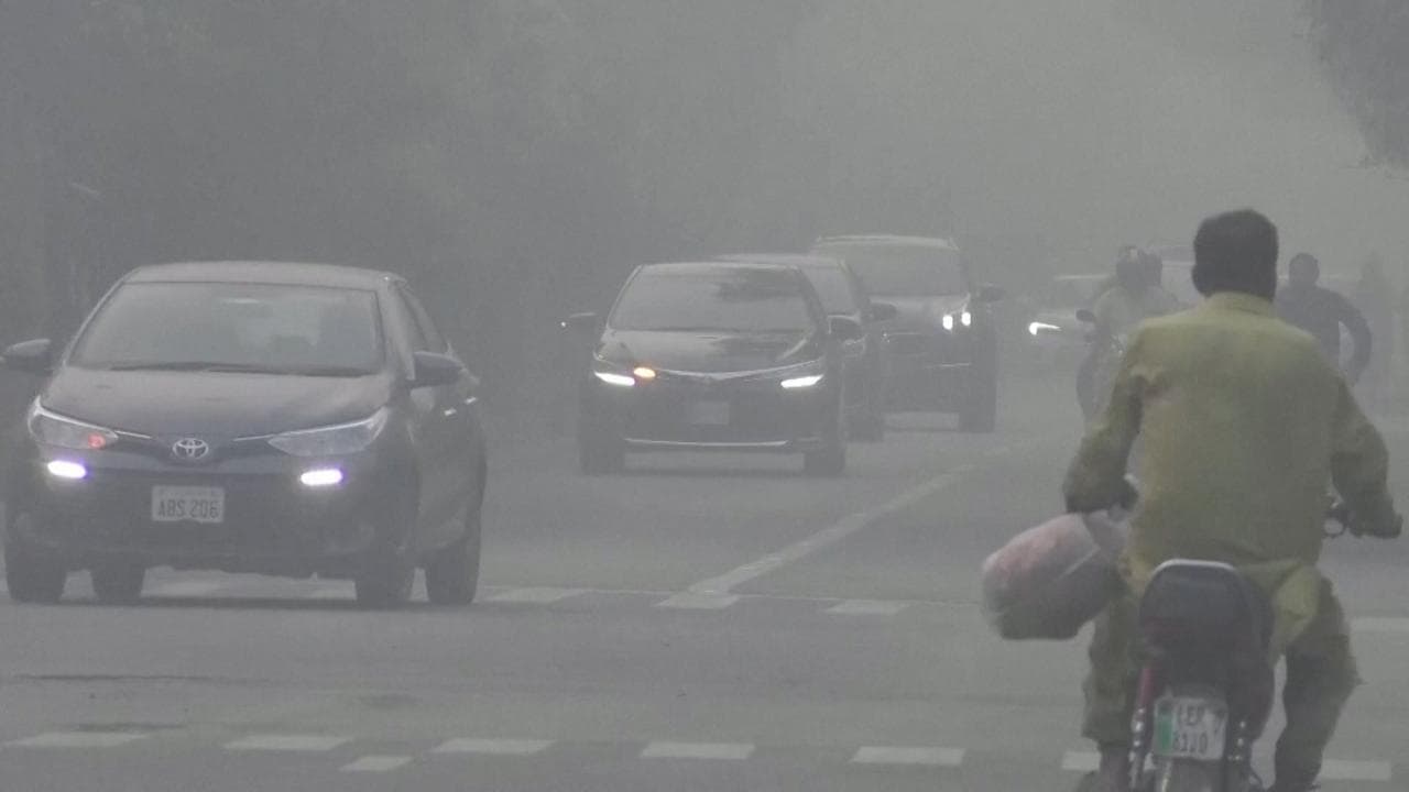 È Lahore in Pakistan la città più inquinata del mondo: le immagini dello smog che assedia la città