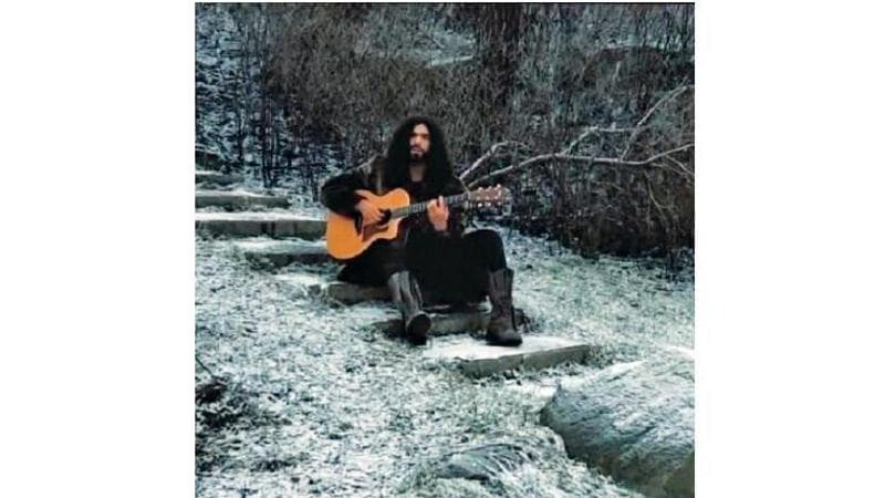 La copertina del singolo Lessa Bahinlha di Ramy Essam (Spotify, 2021)