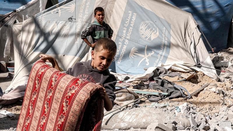 Bombe sui profughi, la strage infinita dei bambini a Gaza