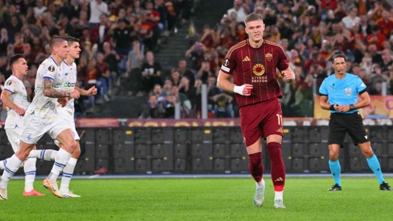 Dovbyk esulta dopo il gol