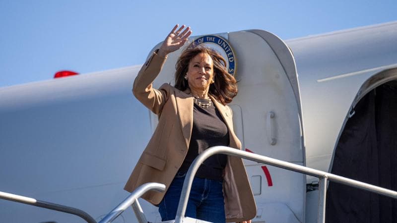 Stati Uniti, Harris rompe il tabù e attacca: “È vero, Trump è un fascista”