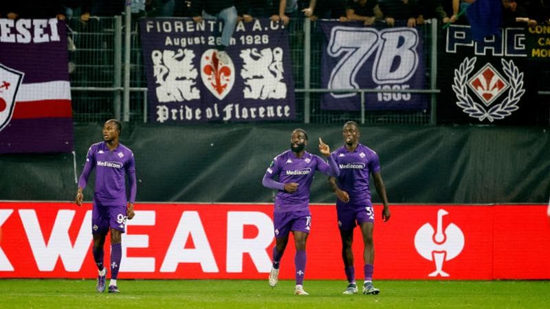 Ikoné festeggiato dopo il gol del 3 a 2