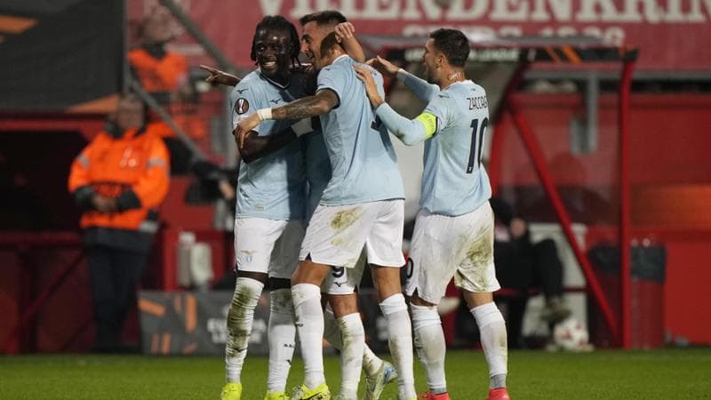 Pedro festeggiato dai compagni dopo il gol
