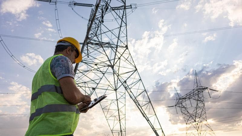 Un tecnico di Terna al lavoro
