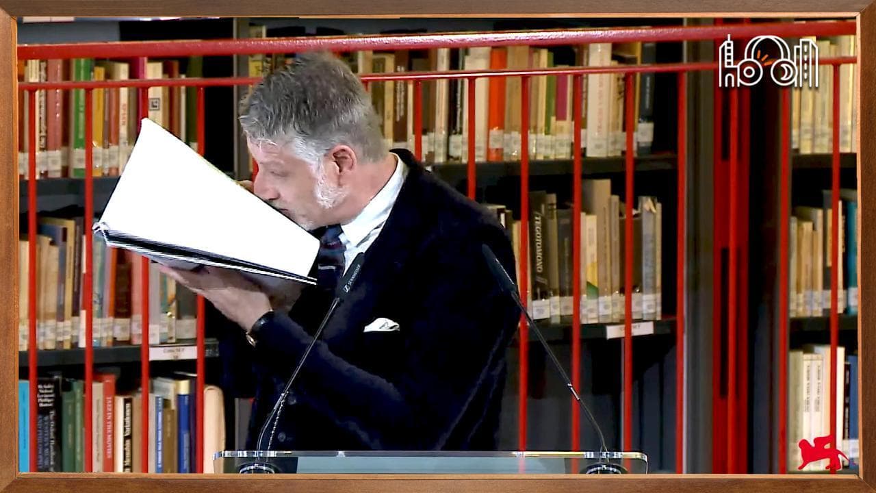 La poetica dell'acqua di Giuli: "La creatività nasce nel liquido amniotico". E annusa la rivista.