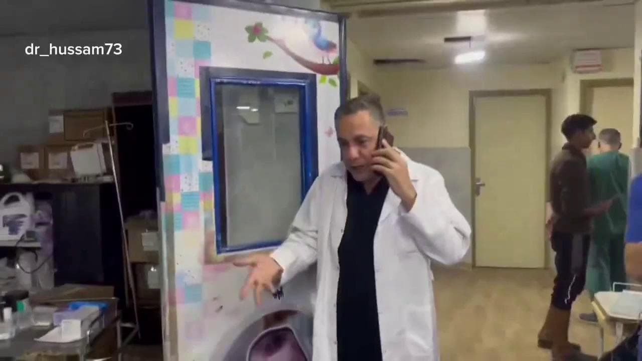 Gaza, la telefonata disperata del primario dell’ospedale Kamal Adwan: “ Ci bombardano, siamo senza aiuti, qui presto moriranno tutti”