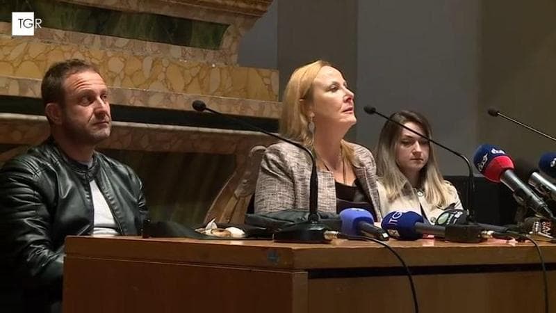 La conferenza stampa dei genitori di Leonardi
