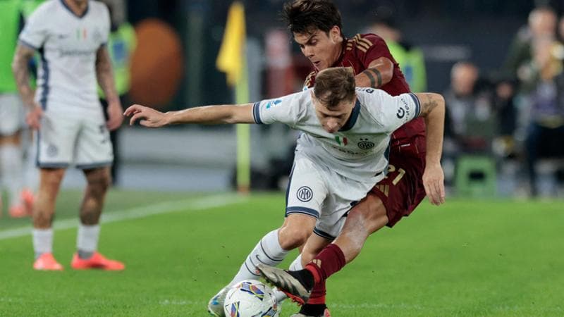Un'immagine di un match di Serie A: Barella contro Dybala in Roma-Inter di domenica
