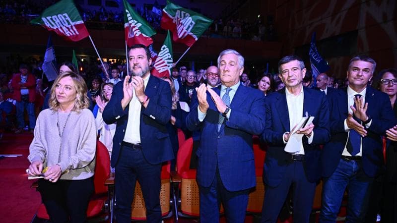 A Genova il palco dei leader per Bucci, Meloni rimuove Toti e attacca i pm