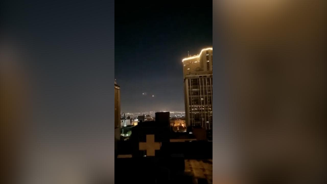 Israele attacca l'Iran: esplosioni e lampi nel cielo nero di Teheran