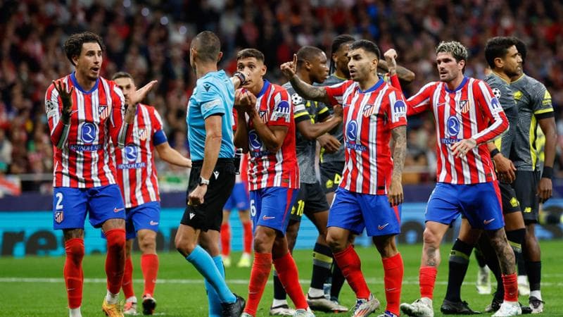 L'arbitro Guida circondato dai giocatori dell'Atletico Madrid