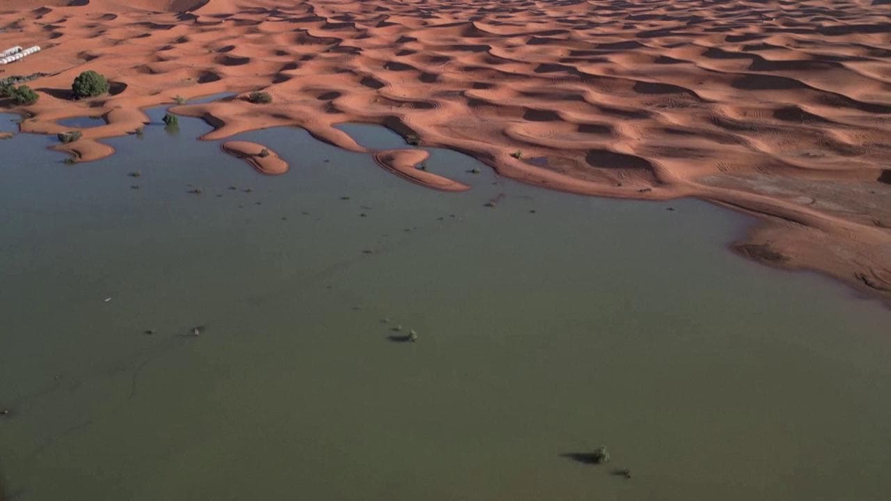 Il deserto del Sahara allagato: acqua e non sabbia, lo scenario apocalittico dal drone