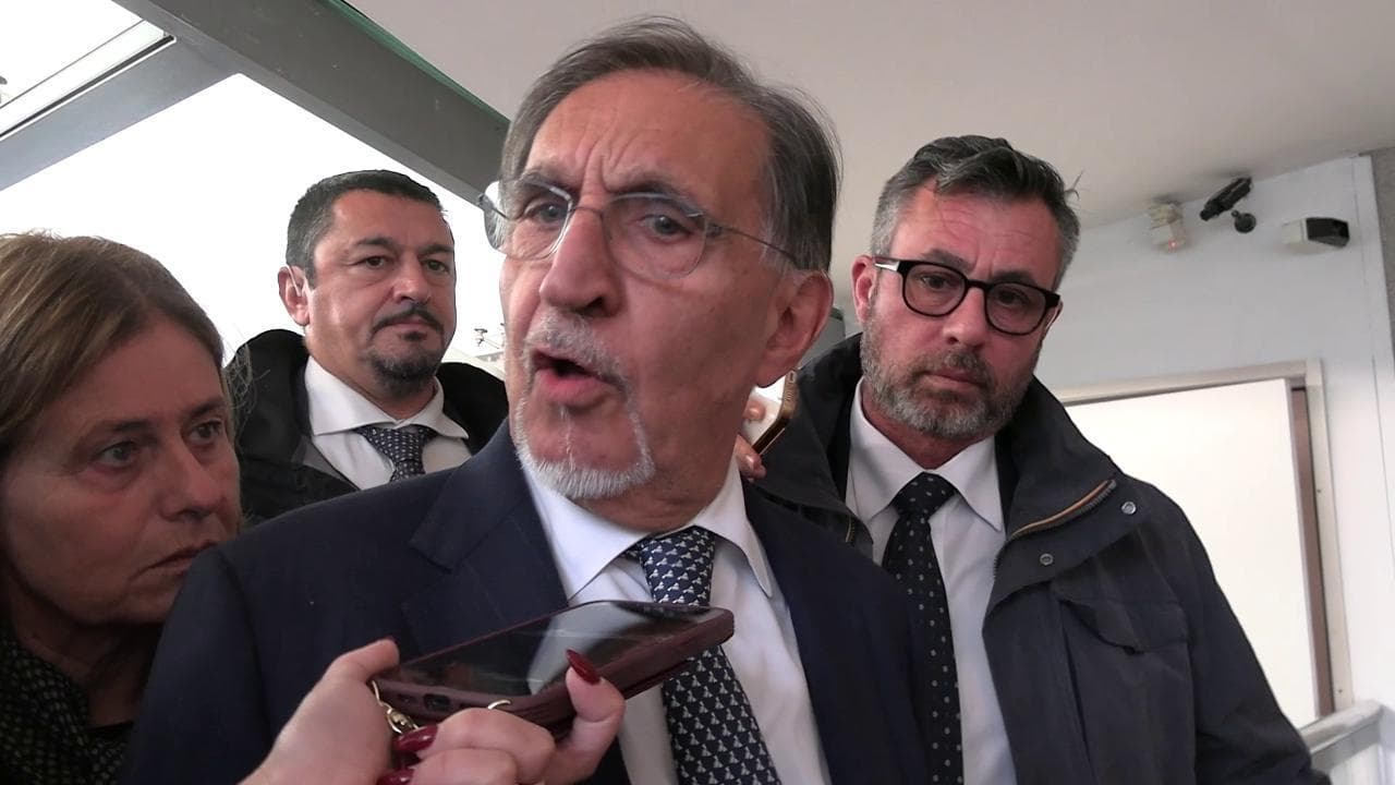 Caso Giuli, La Russa: "Report? Non so cos'è". Poi chiama l'applauso a Senaldi: "Lui non infama mai"