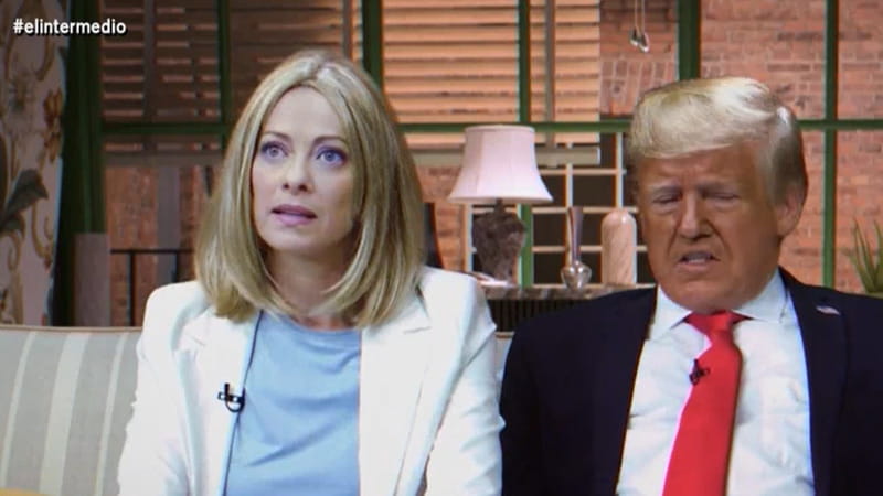 In Spagna la parodia di “Friends” dove Meloni, Trump, Milei e Le Pen siedono sullo stesso divano