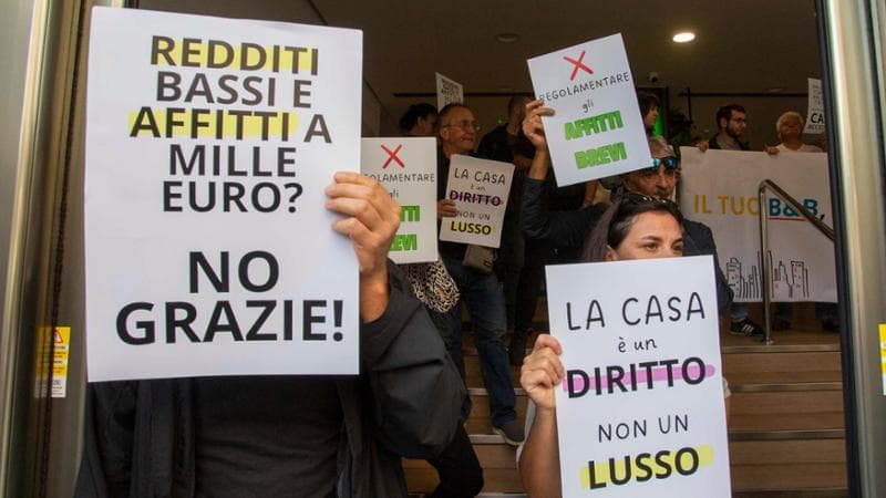 La rivolta contro l’iperturismo: dai lucchetti tagliati agli adesivi sui citofoni, ecco i nuovi ribelli dei B&b