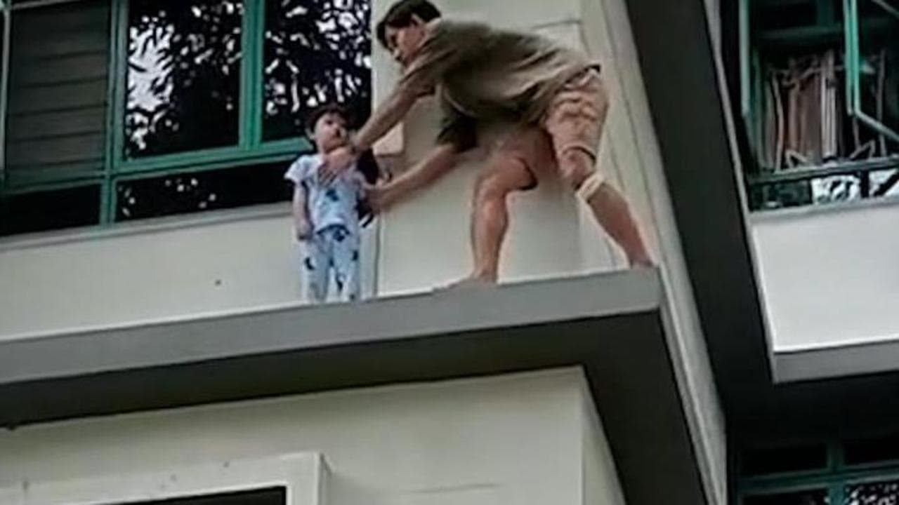 Bambino cammina sul cornicione di un palazzo: l'eroico salvataggio da parte di un passante