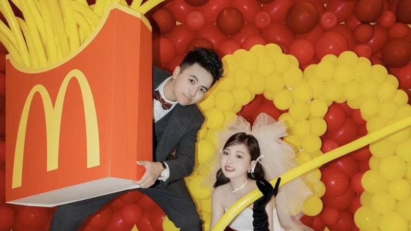 Hamburger, Happy Meal e pollo fritto al posto dei fiori: in Cina il matrimonio si festeggia al McDonald’s