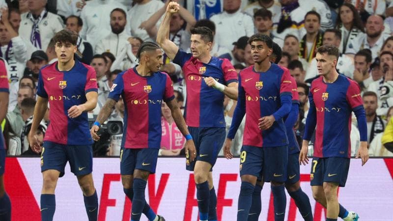 I giocatori del Barcellona esultano dopo uno dei quattro gol al Real