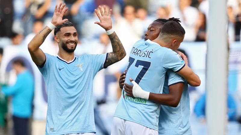 Noslin festeggiato dai compagni dopo il gol