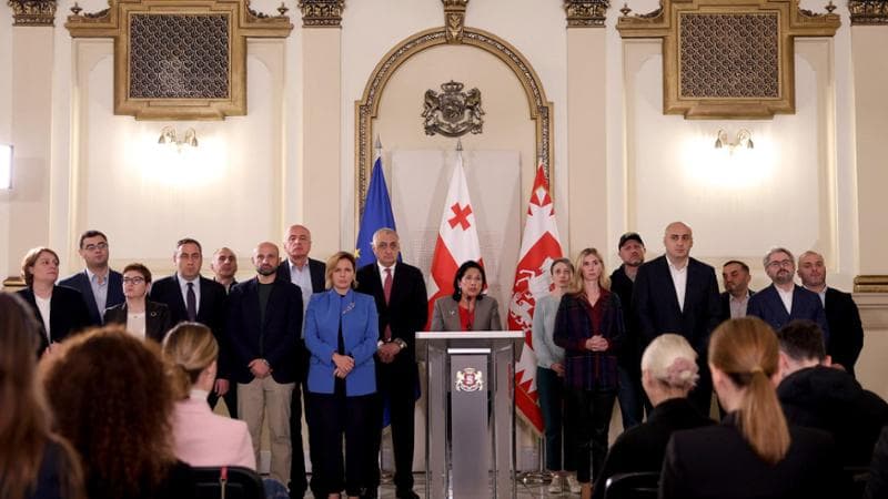 La presidente Zourabichvili denuncia: “In Georgia frode russa”. Pronta la piazza filo Ue. Usa sostengono indagini su violazioni