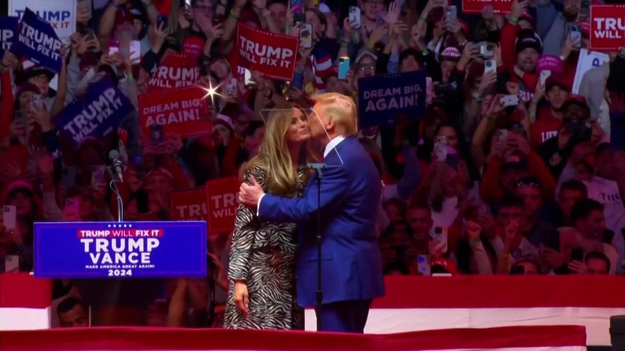 Usa 2024: Trump e Melania sul palco, la presentazione del "nuovo comandante in capo" e il bacio sulle guance