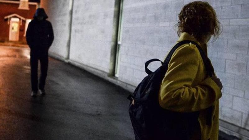 Violenza, un adolescente su tre pensa che “le ragazze dicono di no, ma in realtà intendono sì”. Il controllo? Una forma di amore