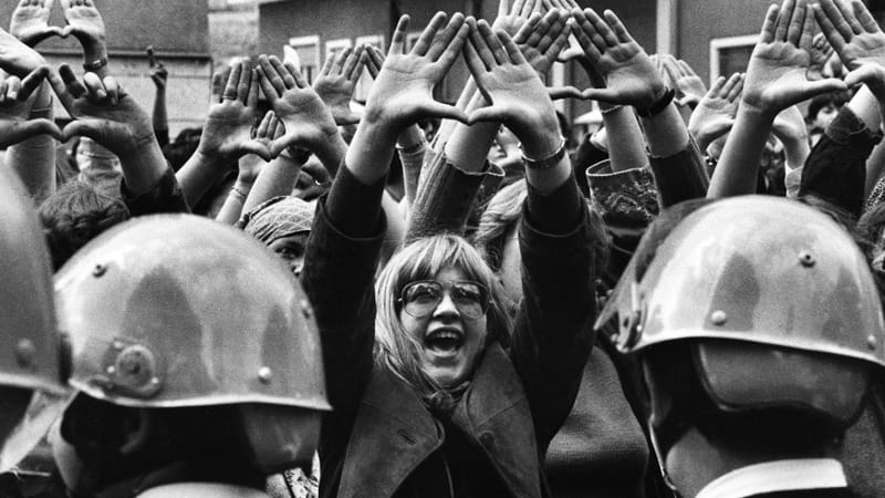 Paola Agosti. Manifestazione femminista davanti al tribunale, Roma 1977 ©Paola Agosti