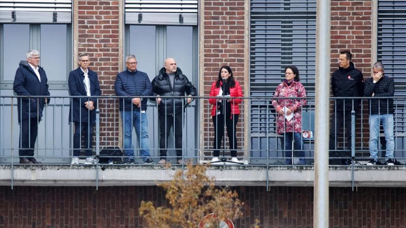 Daniella Cavallo, presidente del consiglio di fabbrica di Volkswagen, parlando ai lavoratori a Wolfsburg