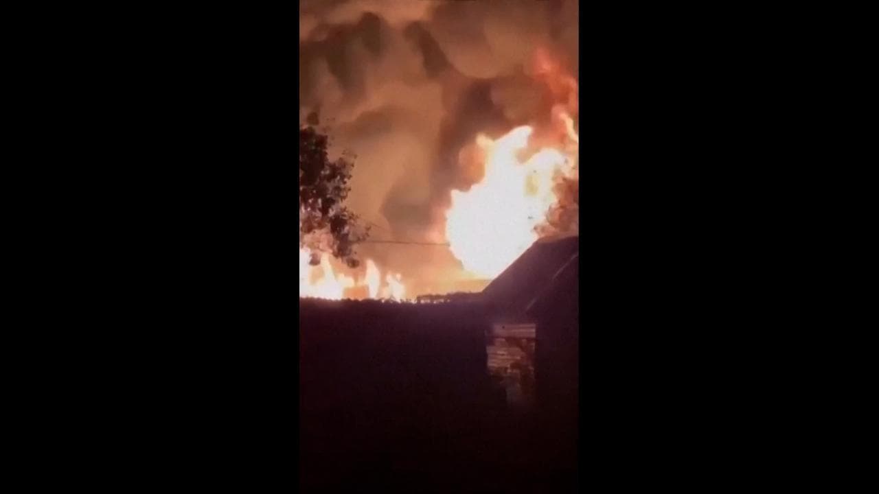 Russia, attacco di droni ucraini nella regione Voronezh: in fiamme un impianto di etanolo