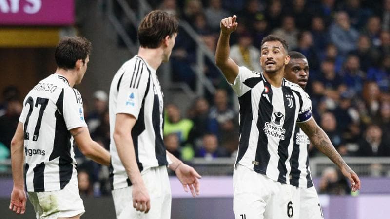 Danilo parla con i compagni