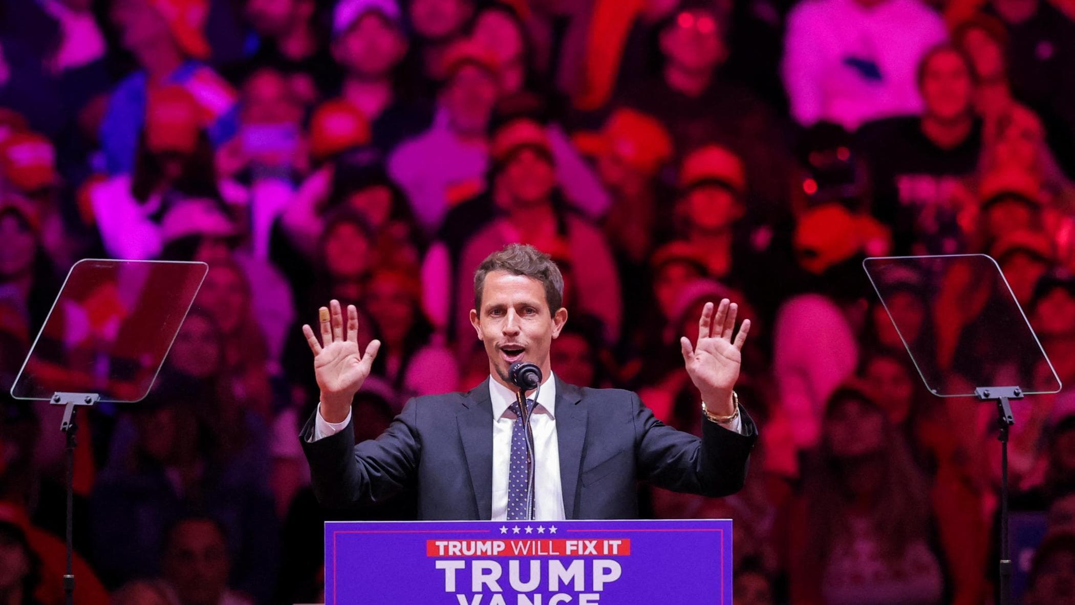 米国、トランプ集会における下品さと性差別。ポッドキャスト司会者トニー・ヒンチクリフの人種差別的ジョーク「プエルトリコはゴミの島だ」