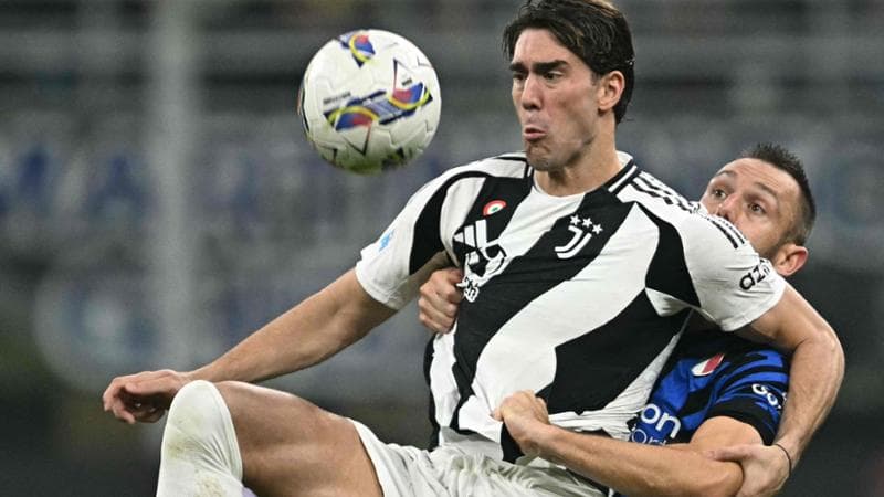 Vlahovic in azione contro l'Inter