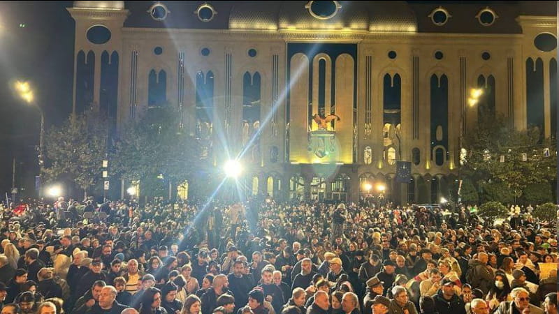 Georgia, migliaia in piazza a Tbilisi contro il risultato delle elezioni. In città è arrivato anche Orbán