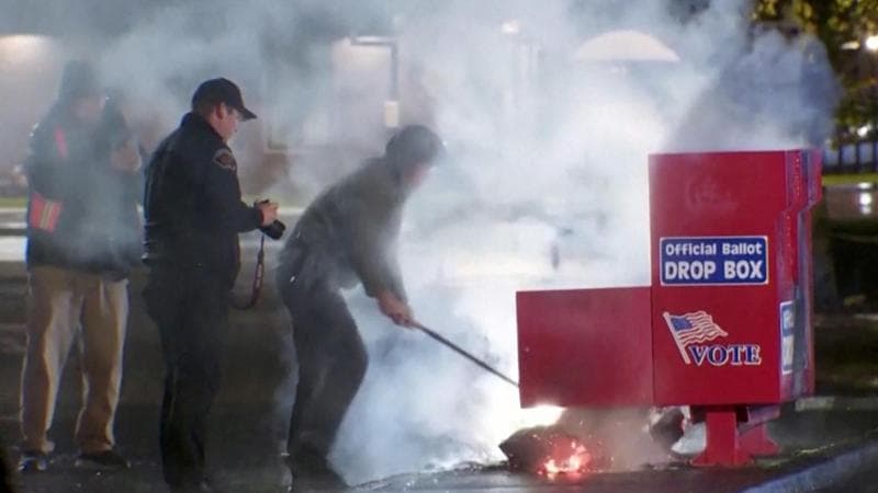 Elezioni Usa, Trump - Harris. Le news di oggi in diretta. La procura di Philadelphia contro la "lotteria di Musk". Cassette per il voto anticipato date alle fiamme, centinaia di voti bruciati