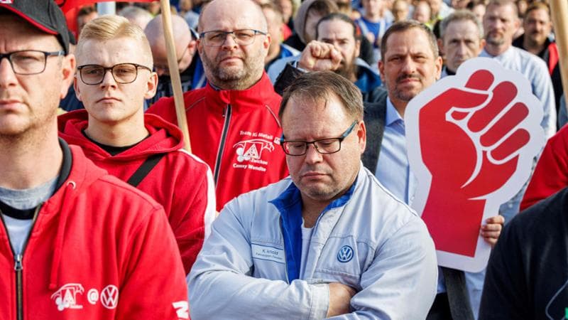 I dipendenti Volkswagen davanti alla fabbrica di Zwickau, nella Germania orientale

